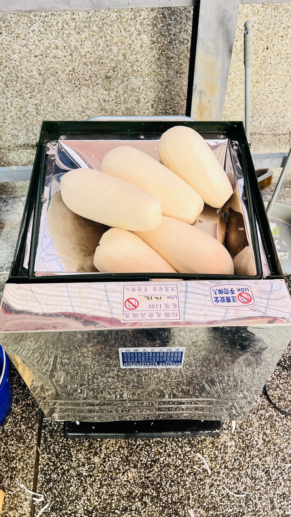 削皮機處理中的蘿蔔
